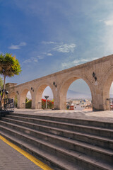 Los Arcos de la Plaza Yanahuara y el Volcán Misti al fondo - escritos en los arcos son citas de personajes famosos de la ciudad - Arequipa, Perú