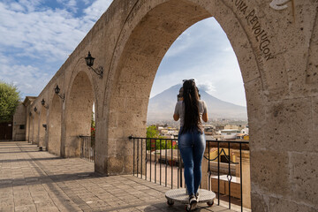Joven turista en los Arcos de la Plaza Yanahuara y el Volcán Misti al fondo - escritos en los...
