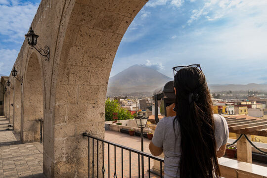 Joven turista en los Arcos de la Plaza Yanahuara y el Volc&aacute;n Misti al fondo - escritos en los arcos son citas de personajes famosos de la ciudad - Arequipa, Per&uacute;