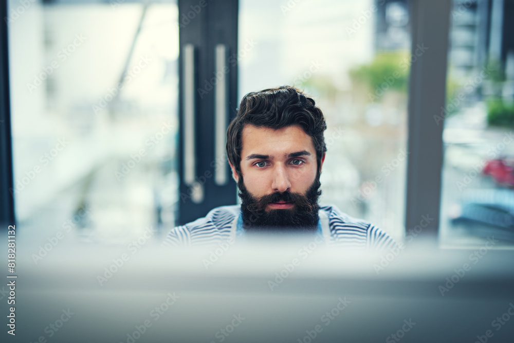 Aufkleber computer, thinking and business man in office for online research, reading or technical solution. pr
