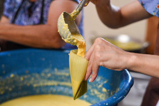 Making yellow corn mush. Preparing corn to make curu and corn cake.