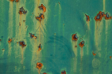 Imagen horizontal de una pared de metal oxidada y vieja color verde ideal para fondos industriales