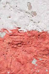 Fototapeta premium Imagen vertical de una pared de cemento pintada de rojo vieja y desgastada tipo textura urbana