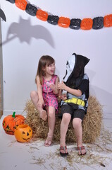 crianças se divertesm em dia das bruxas 