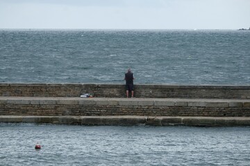 Homme regardant la mer .