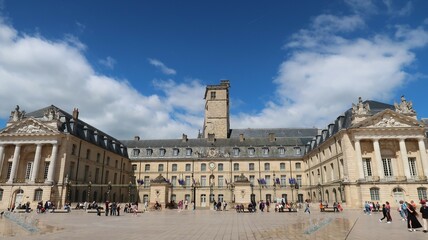 Fototapeta premium Palais des Ducs et des États de Bourgogne, siège de l’hôtel de ville / mairie de Dijon, en Côte d’Or / Bourgogne, façade donnant sur la cour d’honneur et la place de la Libération (France)