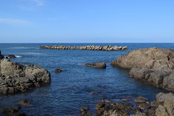 加茂海岸周辺の風景 ／ 山形県庄内浜の加茂海岸には、天然の良港として発展した加茂港、県立加茂水産高等学校、県水産試験場が立地しており、山形県の海洋研究・海洋教育の拠点としての役割も担っています。また、山形県内唯一の水族館である鶴岡市立加茂水族館があり、世界一多くの種類の「くらげ」を展示する水族館として、ギネス世界記録に認定されています。