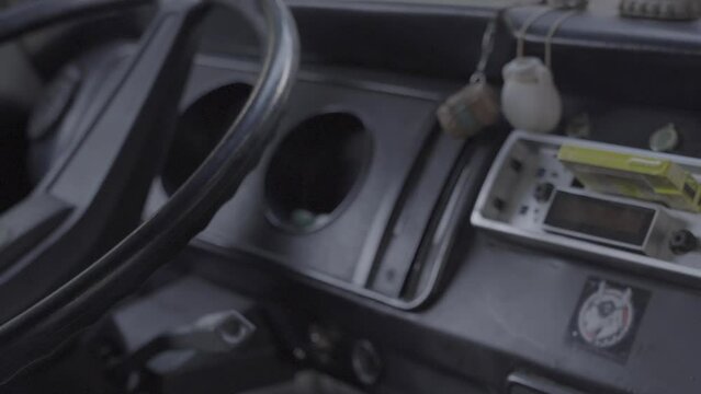 Mano maneja volante de camioneta, autom&oacute;vil antiguo, plano cerrado de mano manejando camioneta. Cassette amarillo puesto en la radio. Camioneta antigua plano cerrado.  