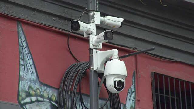 C&aacute;mara de seguridad inteligente, con movimiento. C&aacute;mara de seguridad blanca. C&aacute;mara en exterior. Seguridad, control, previsi&oacute;n, seguros, control social, sociedad de control. Defensa. Alta tecnologia  