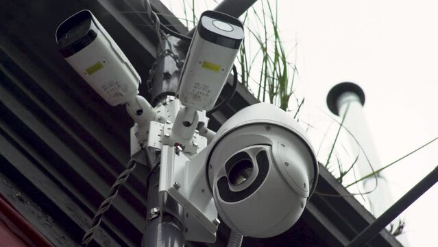 C&aacute;maras de seguridad inteligentes, con movimiento. C&aacute;mara de seguridad callejera. Seguridad, control, previsi&oacute;n, seguros, control social, sociedad de control. Defensa. Alta tecnolog&iacute;a.