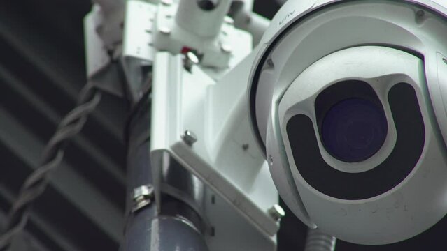C&aacute;mara de seguridad inteligente, con movimiento. C&aacute;mara de seguridad blanca. C&aacute;mara en exterior. Seguridad, control, previsi&oacute;n, seguros, control social, sociedad de control. Defensa. Alta tecnologia  