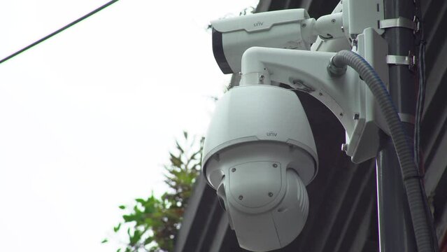 C&aacute;mara de seguridad inteligente, con movimiento. C&aacute;mara de seguridad blanca. C&aacute;mara en exterior. Seguridad, control, previsi&oacute;n, seguros, control social, sociedad de control. Defensa. Alta tecnologia  