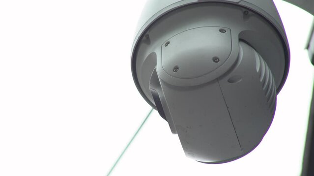 C&aacute;mara de seguridad inteligente, con movimiento. C&aacute;mara de seguridad blanca. C&aacute;mara en exterior. Seguridad, control, previsi&oacute;n, seguros, control social, sociedad de control. Defensa. Alta tecnologia  
