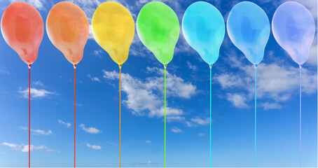 Ballons couleurs arc-en-ciel sur fond de ciel