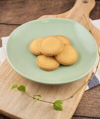 도자기 접시에 담긴 버터쿠키, 간식