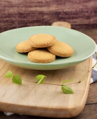 도자기 접시에 담긴 버터쿠키, 간식
