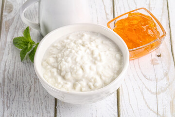 Grain curd with cream and jam