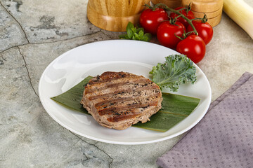 Grilled tuna medallion in the plate