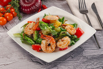 Salad with prawn and quinoa