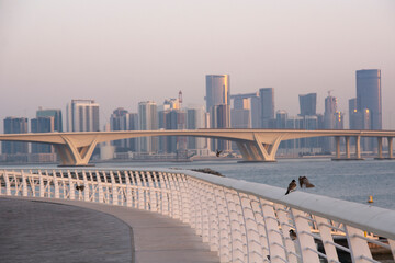 Naklejka premium ABU DHABI, UAE - April 22, 2024: Strolling along the Abu Dhabi Corniche, a scenic waterfront promenade with stunning views of the Arabian Gulf