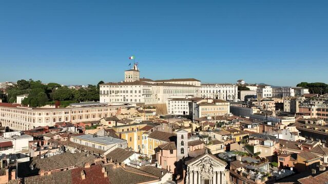 Il Palazzo del Quirinale, sede del presidente della Repubblica Italiana. 
Roma, Italia, Vista aerea dall'alto del quirinale, le scuderie e il giardino.