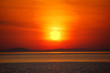 沈む夕日と黄金の夕焼け