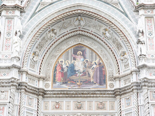 Obraz premium Florence, Italy - April 10, 2024: Florence cathedral with surrounding area full of tourists in Florence, Italy
