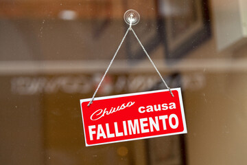 Closed due to failure - Sign written in Italian