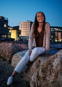 Foto scattata sul lungomare di Pietra Ligure a una ragazza sorridente in posa.