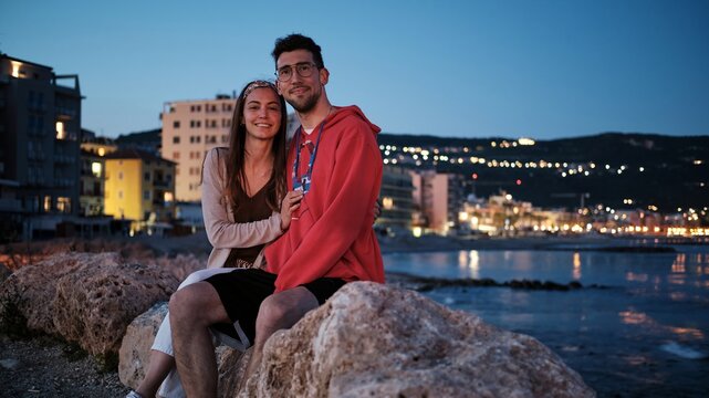 Foto scattata sul lungomare di Pietra Ligure a due ragazzi che si abbracciano.