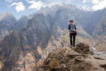 Fototapeta premium トレッキングする男性