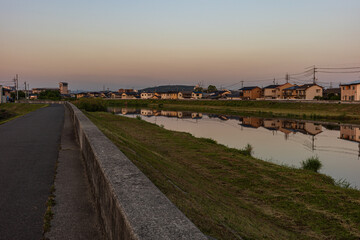 Fototapeta premium 日本の岡山県岡山市の川沿いの朝の美しい風景