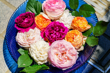 大皿のバラの盛り合わせ