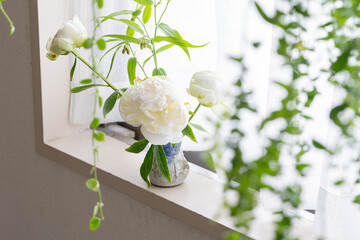 フランスビンテージの花器と白い芍薬