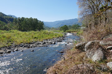 Gebirgsfluss Rio Orosi mit Flusskies in Costa Rica