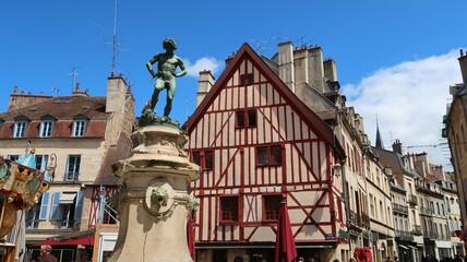 Place François Rude, dite place du Bareuzai, dans la ville de Dijon, en Côte d’Or / Bourgogne, avec la statue fontaine du Vendangeur et une maison à colombages à l’entrée de la rue des Forges (France) © Florence Piot
