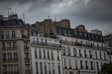 Obraz premium Stunning view of buildings against a dramatic sky