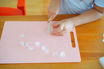 せっけんのもとを細かく刻んでせっけん作りをするよ