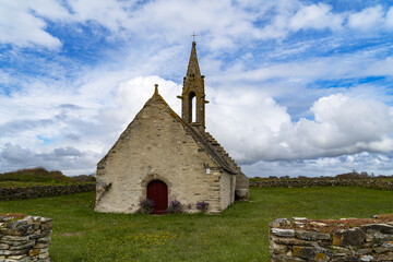 Chapelle Saint-Vio dans la Baie d'Audierne, emblème de spiritualité au cœur de la Bretagne.