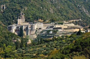 Obraz premium an old stone castle rises over the valley in the mountains