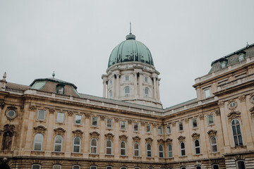 Fototapeta premium the courtyard has a tall green dome on it's top