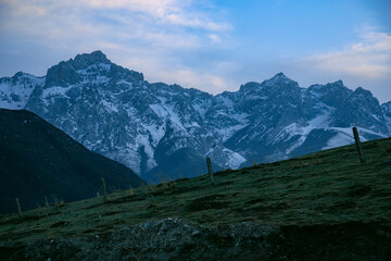 Obraz premium Maya Snow Mountain, Wuwei City, Gansu Province-blue sky against the backdrop of mountains and rivers
