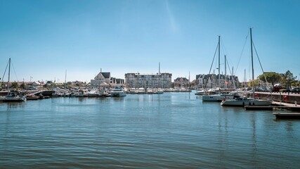 Fototapeta premium Small boats docked in a bay with a building nearby