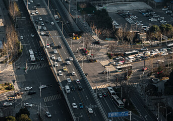 The main roads of Wuhan, a large number of vehicles are driving densely