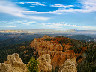 Fototapeta premium a view of the canyons and mountains near bryce national park