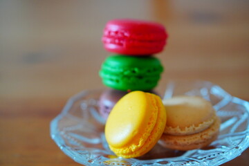 お皿にのせた5つのマカロン。重ねてみた。