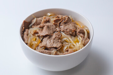白背景の牛丼の写真