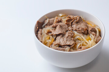 白背景の牛丼の写真