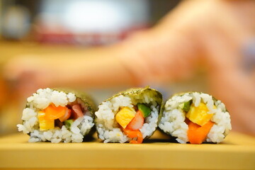 節分の恵方巻きを小学2年生の女の子が作っている様子。海鮮恵方巻の完成品。