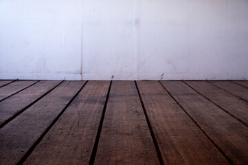 白い壁の質感とグランジスタイルの木の床